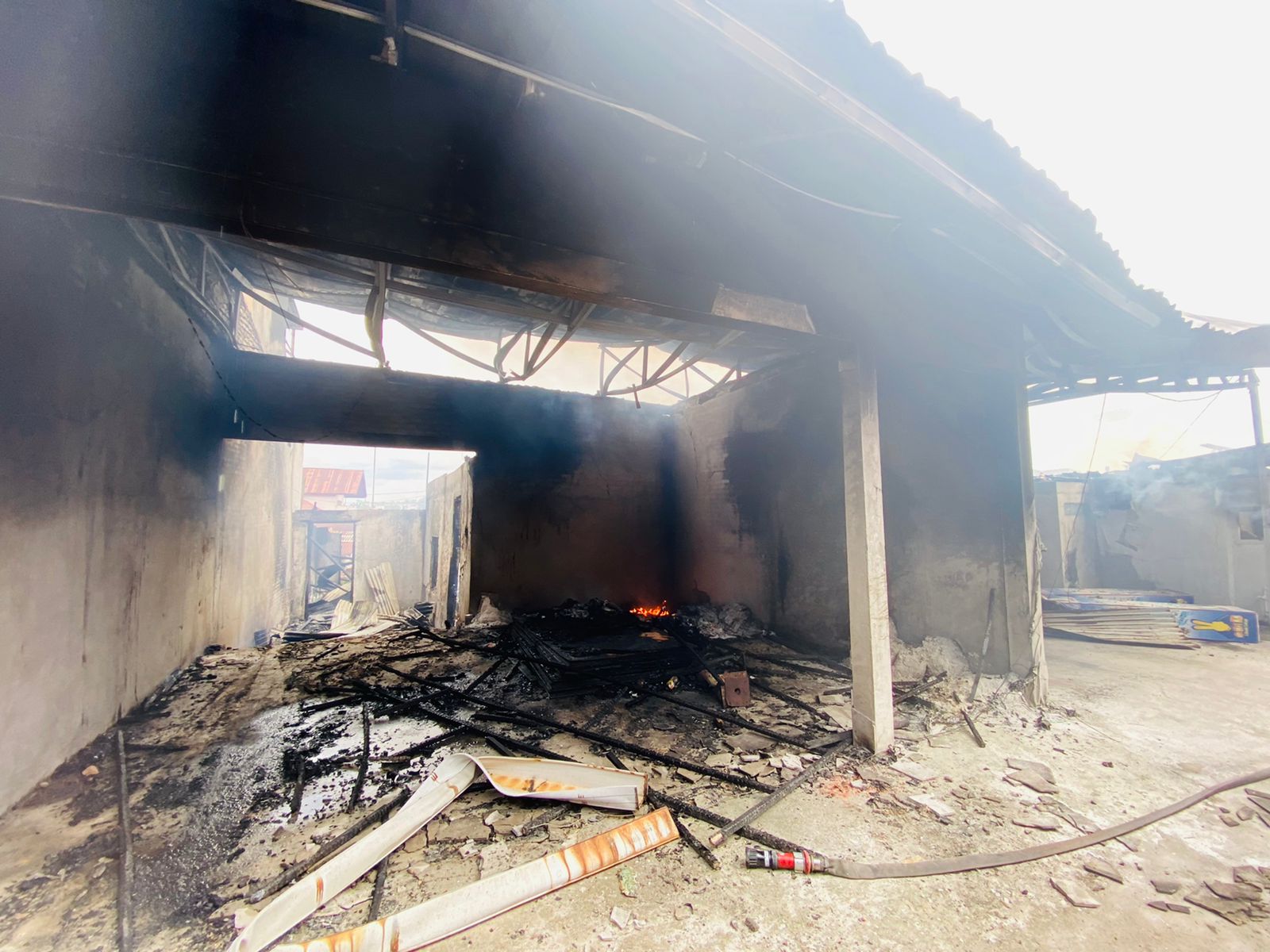 Gudang Menyimpan Pelaminan Serta Sejumlah Rumah Bulatan di Lalap Sijago Merah