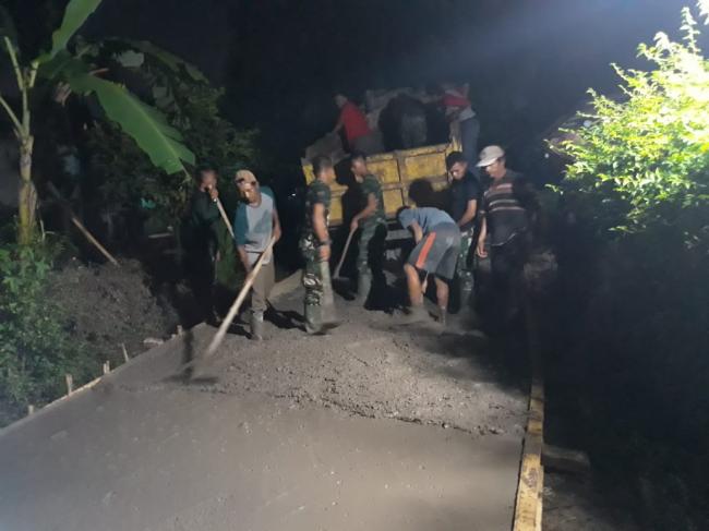 Satgas TMMD & Warga Lanjutkan Pengecoran Jalan Terusan Bagol