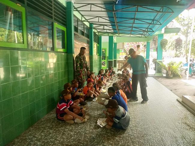 Pelatih Pocil Periksa Kerapian Siswa SDN 1 Surenlor Saat Makan