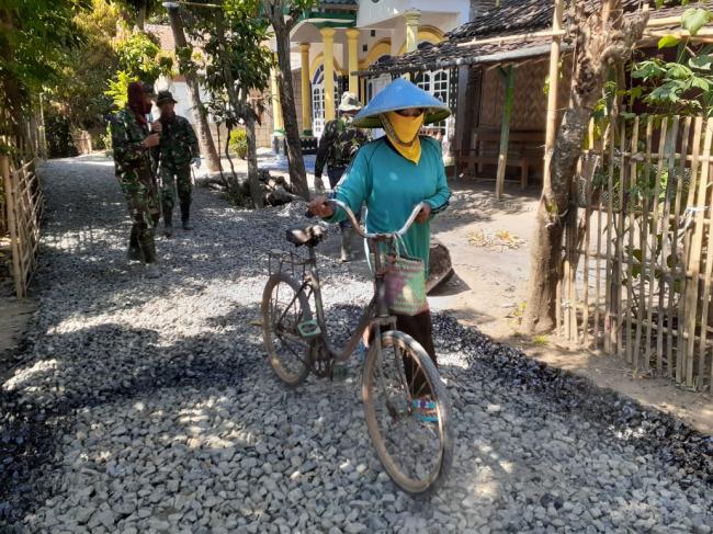 .Kini, Melewati Jalan Desa Dengan Senyuman