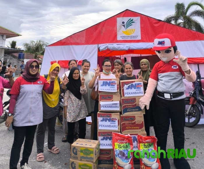 JNE Pekanbaru berbagi Kebahagiaan melalui Aksi Sosial dan Kepedulian