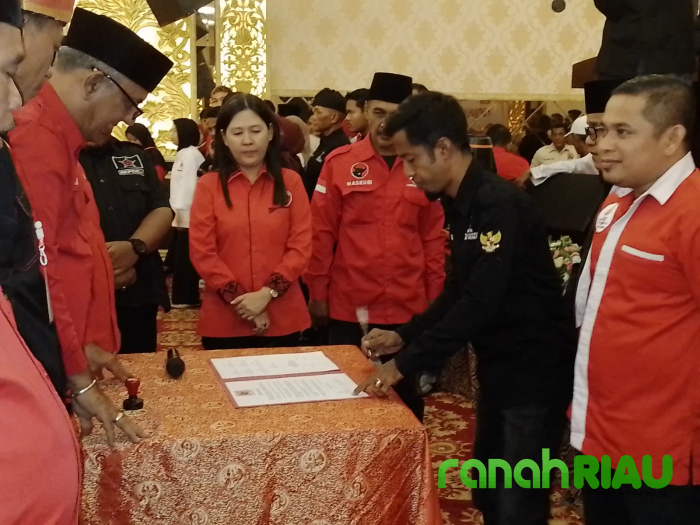 DPC PDIP lantik Badan dan sayap Partai Kabupaten Kepulauan Meranti