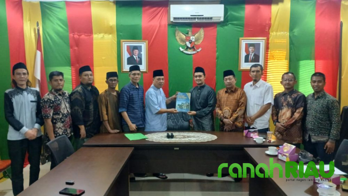 Yayasan Palangka Swarna Nusantara resmi serahkan Kajian tentang Budaya Melayu Riau ke BPP DIR