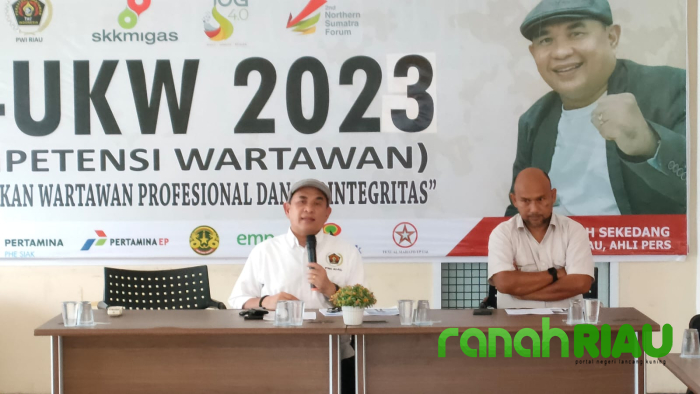 Zulmansyah Sekedang  berbagi Ilmu dalam Pra UKW yang ditaja PWI Riau 