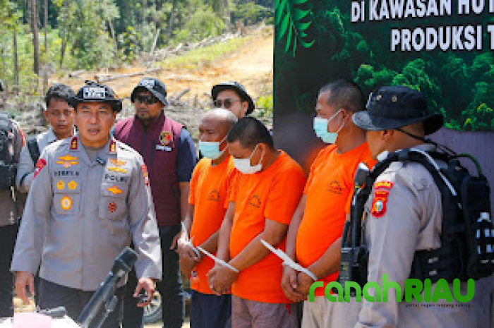 Ditreskrimsus Polda Riau Ringkus Empat Orang Tersangka Kasus Perambahan Hutan Kawasan di Kampar