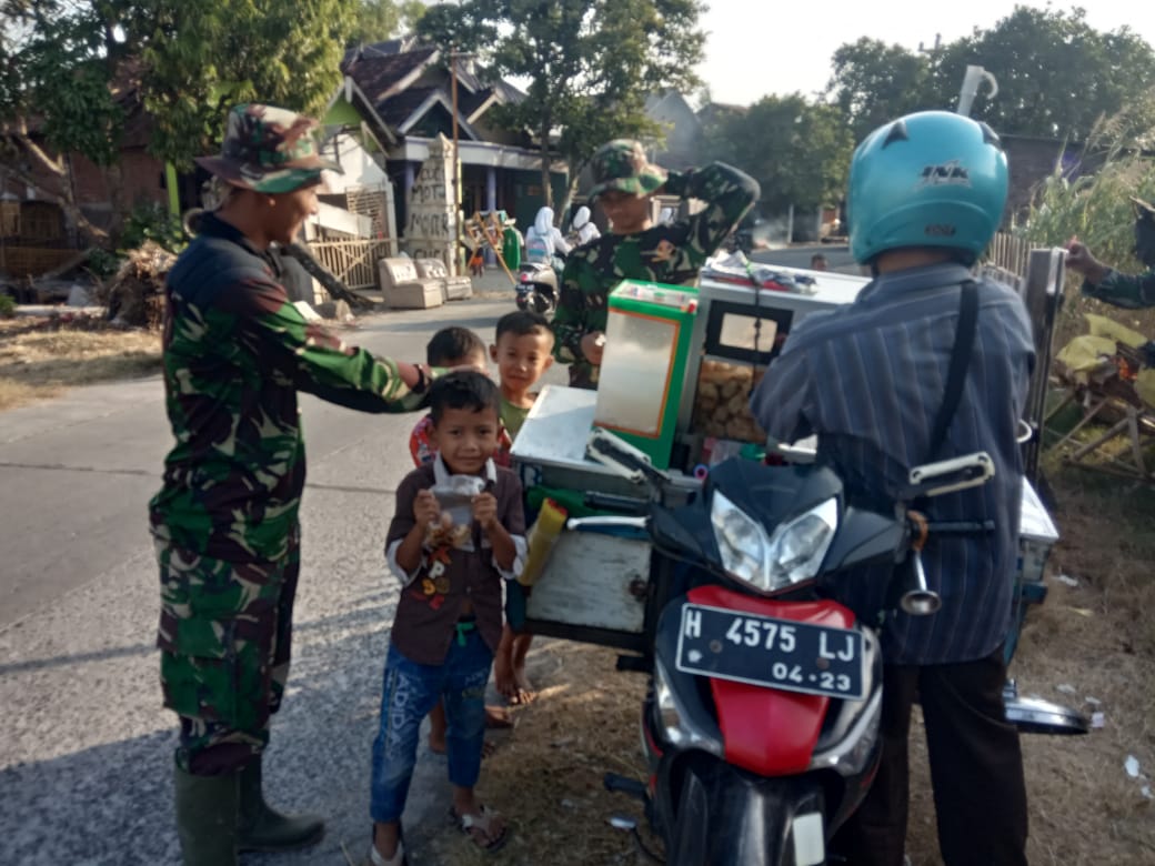 Humanis Satgas TMMD ke 105 pada anak-anak Dukuh Barus.