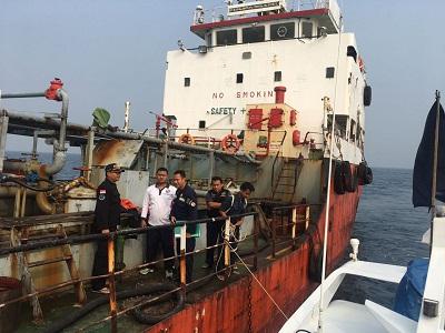 Tim URCL Bakamla RI Berhasil Tangkap Kapal Tangker Tak Berizin