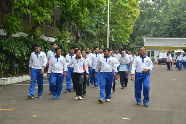 Jaga Kesatrian, Personel Bakamla RI Bersihkan Lingkungan Kantor