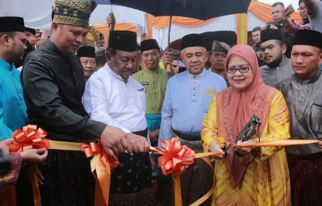 Hj.Septina Diberi Kehormatan Gunting Pita Peresmian Jembatan Siak IV