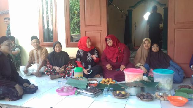 Ketua Persit KCK Kodim 0507/Bks, Penuhi Undangan Warga.