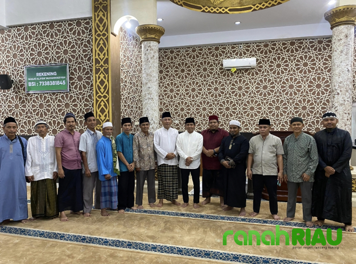 Dari Saf Anak Mengaji ke Kursi Menteri: Raja Juli Antoni Pulang ke Masjid Masa Kecilnya