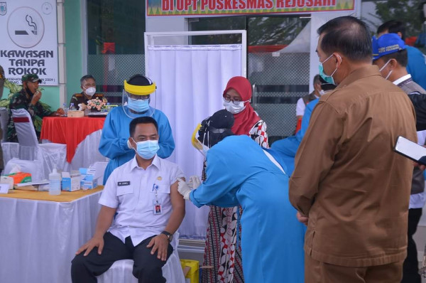 Sekda Tampak Tenang Divaksin Covid 19, Ajak masyarakat untuk tidak ragu