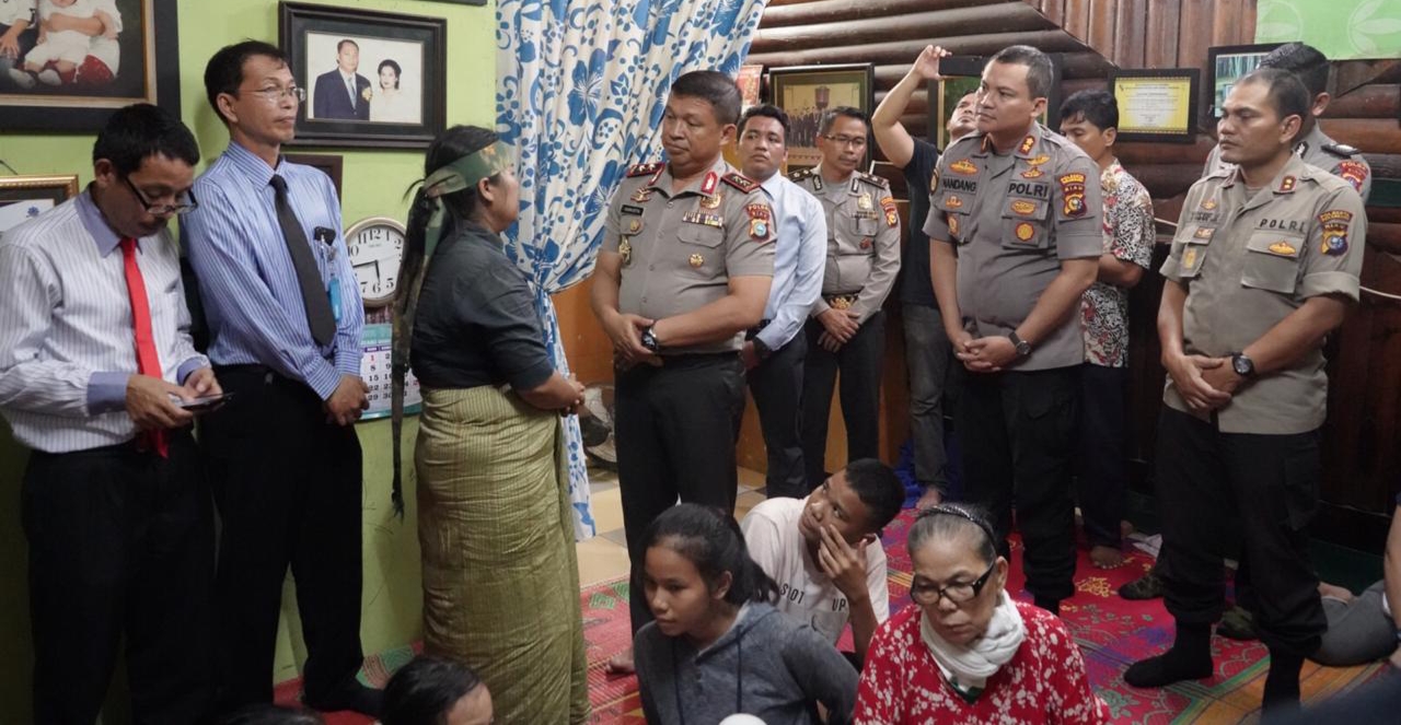 Kapolresta Pekanbaru dampingi Kapolda Riau melayat kerumah duka Aiptu P Siregar