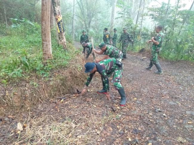 Jelang Pembukaan, Anggota Kodim Trenggalek Kerjabhakti Menata Batu Jalan 