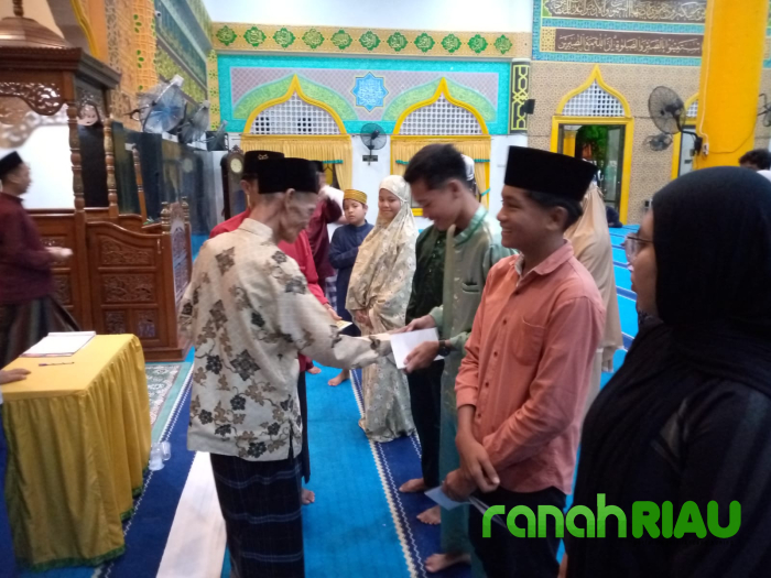 Malam 23 Ramadhan 1446 H, Pengurus Masjid Al-Mubarak Desa Senggoro Beri Santunan Anak Yatim