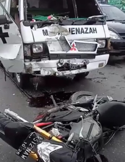 Adu kambing Ambulan dengan Honda CBR telan 3 korban kritis