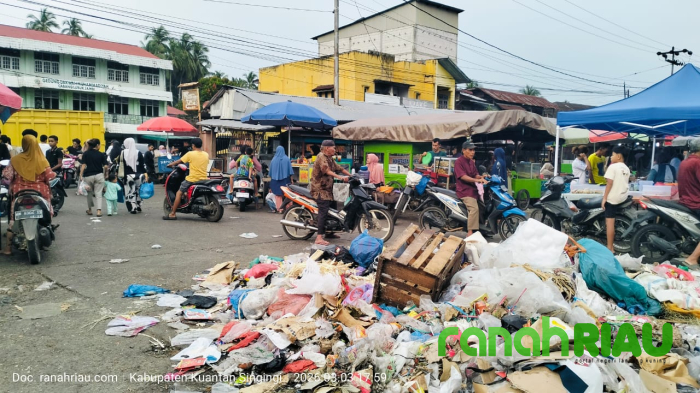 Jorok! Sampah Menggunung, Banyak Warga Mengeluh Saat Berburu Takjil di Pasar Lubukjambi