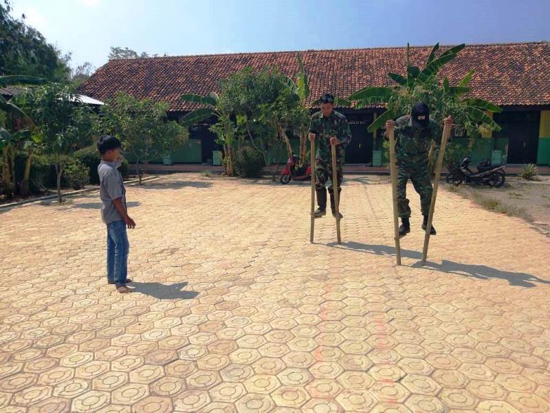 Budayakan Permianan Kreatif, Satgas TMMD Tegal Ajarkan Egrang