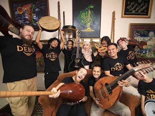  Saleem Vokalis Debu Shalat Bersama Korban Tsunami Sigi, Asep Ruhiat Imamnya