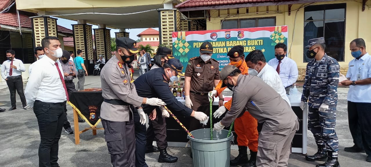 Usai Apel Ketupat, Polres Bengkalis Bersama Forkopimda Laksanakan Pemusnahan BB