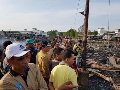 Tinjau Korban Kebakaran di Desa Bekawan, Bupati Minta Kebutuhan Para Korban Diperhatikan