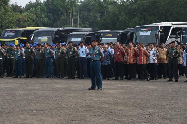 Mabes TNI Berangkatkan 692 Pemudik Bareng Tahun 2018