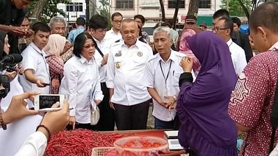 Ini Yang Di lakukan Gubri Pagi-pagi Di Pasar Arengka