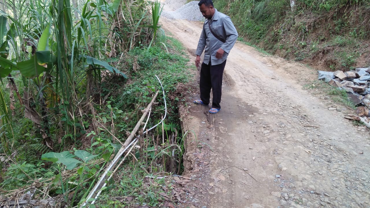  Dengan Teliti Puriani Memeriksa Kondisi Gorong-gorong