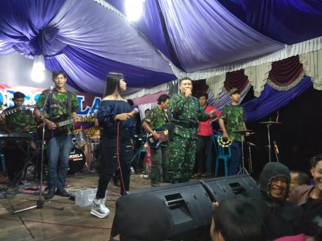 Letda Inf Sunaryo Hibur Warga Poncol