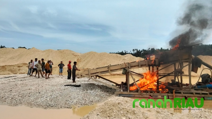 Ambil Langkah Tegas.!! Polsek Singingi Bakar Satu Unit Rakit PETI di Sungai Lombu