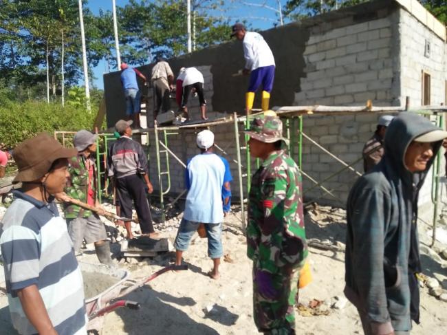 Selingi Canda, Satgas TMMD dan Warga Tetap Bekerja