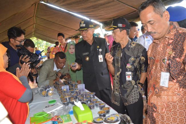 Warga Serbu Stand Pasar Murah di Pembukaan TMMD