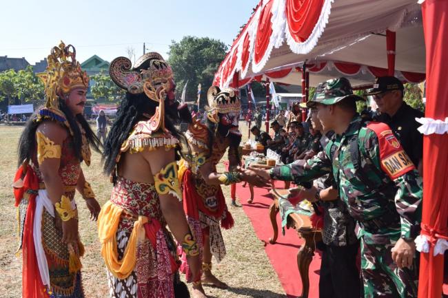 Peserta Upacara TMMD Terpukau Penampilan Seni Reog