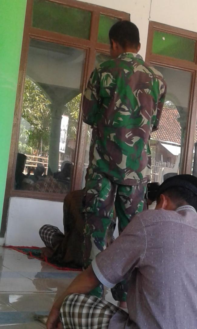 Satgas Pra TMMD Sholat Jumat Berjamaah Tetap Berseragam