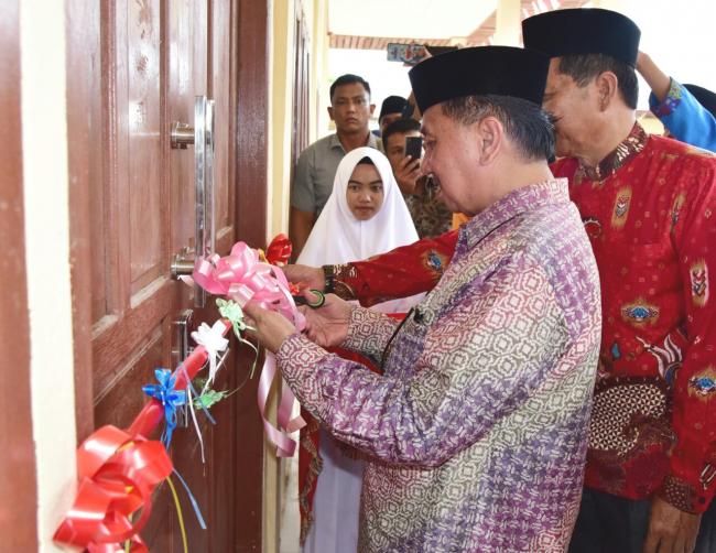 Wabup Inhil Resmikan Gedung MTs DDI di Sungai Batang