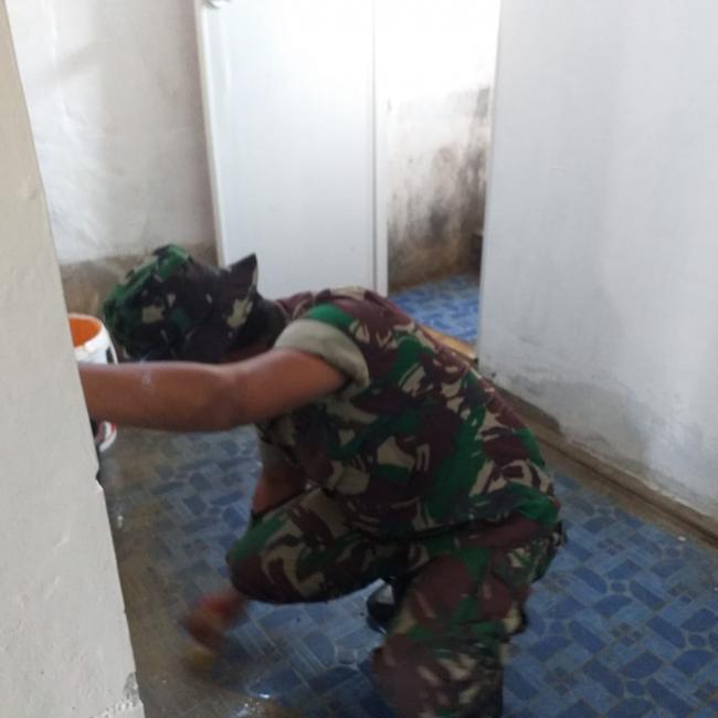  TNI Bersihkan Kamar Mandi Balai Desa 