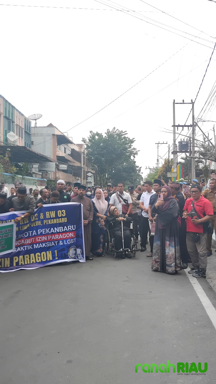 Penutupan New Paragon Picu Ketegangan, Massa Klaim digembok Setengah Hati oleh Aparat