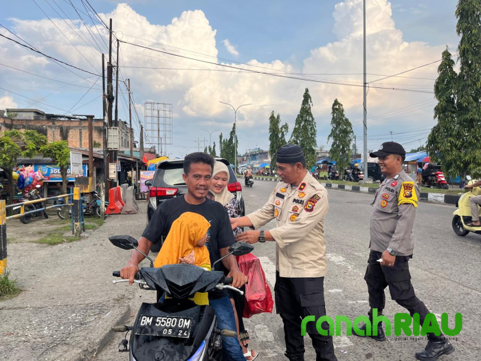 Kapolsek Tualang Pimpin pembagian Takjil Gratis di Bulan Suci Ramadhan