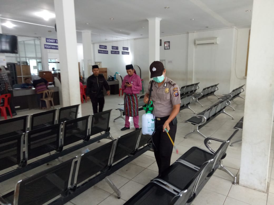 Semprot Cairan Disinfektan Ditempat Umum, Polsek Mandau Gerakan Bersih Sehat