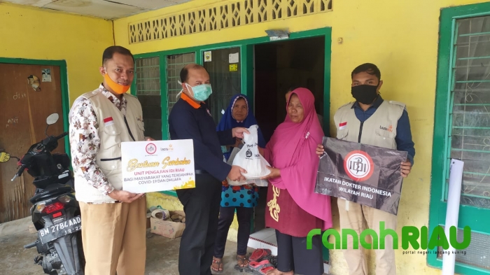 Penyaluran sembako di Kampung Tengah Sukajadi