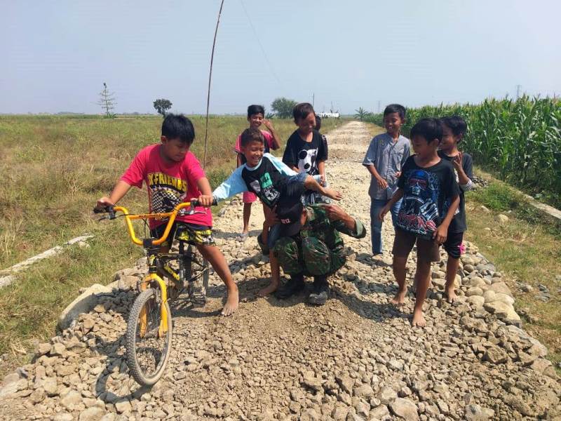 Asyiknya Bermain Bersama Anak Desa Di JUT