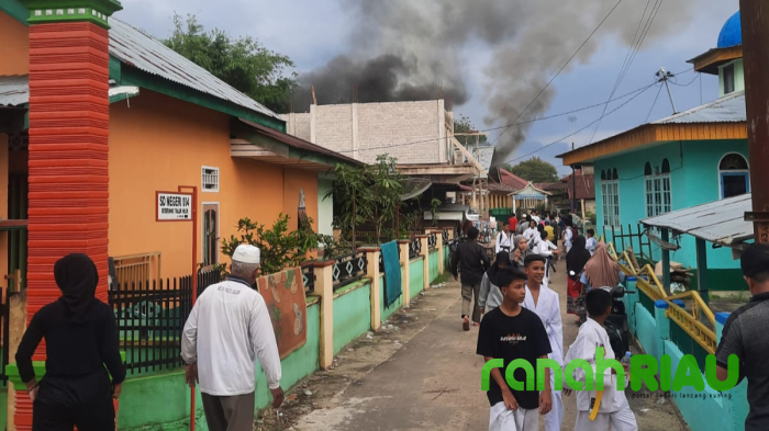 Breaking News : Rumah Warga Dilalap Api di Desa Seberang Taluk Hilir