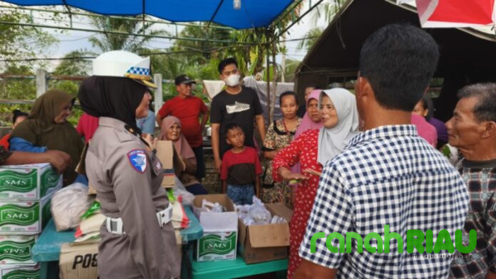 Ditlantas Polda Riau berbagi Paket Takjil ke Masyarakat terdampak Luapan Sungai Siak 