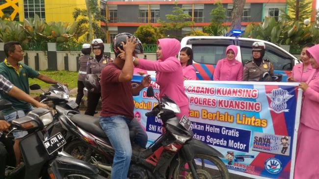 Ini Baru Keren, Satlantas Polres Kuansing Bagikan Helm Gratis