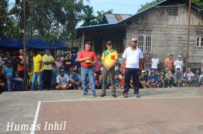 BUPATI DIWAKILI SEKDA MENUTUP TURNAMEN BOLA VOLY