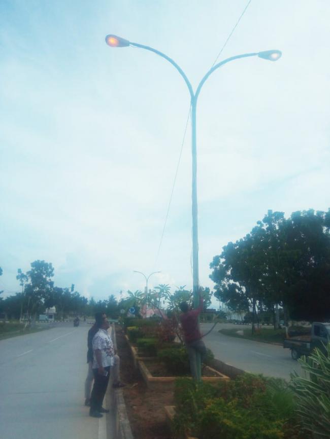 Dinas PUPR Rohil Perbaiki Lampu Jalan Solar Cell Dengan Listrik PLN
