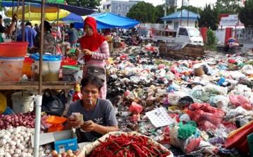 Sepekan Sampah Tak Diangkut, PKL Pasar Arengka Jualan di Jalan