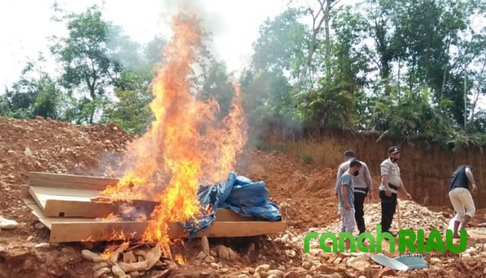 Tegas..! Polsek Hulu Kuantan Bakar Peralatan PETI di Dua Lokasi Sekaligus