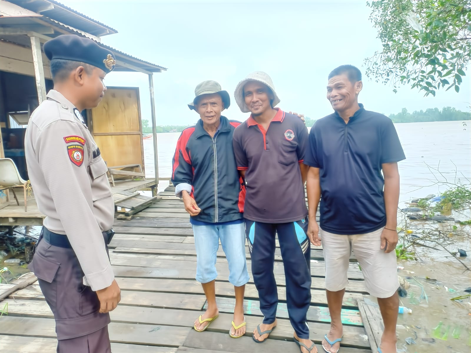 Polisi di Reteh Lewati Sawah dan Seberangi Sungai Demi Pemilu Damai