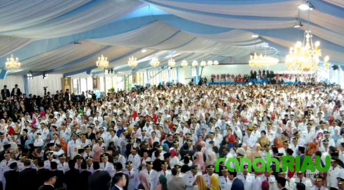 Momen Prabowo Salami Satu Persatu 961 Pimpinan Daerah yang Dilantik